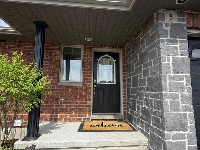 5 McIntosh Cres — Photo 2