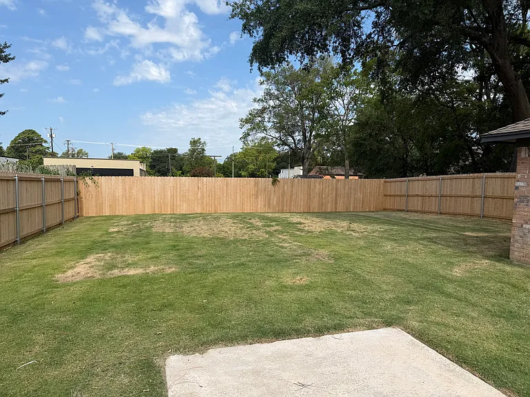 208 Hollie Cir — Photo 3