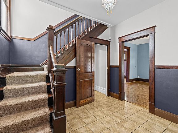 2nd image of 909 Sherburne Ave