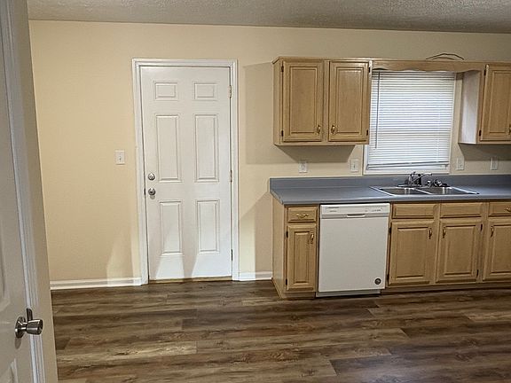 3rd image of 578 Lost Cir #B