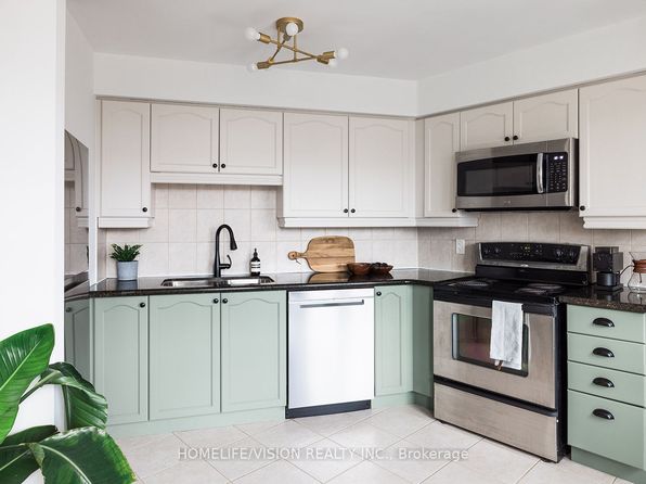 18 Valley Woods Rd #902, Toronto, ON M3A 0A1