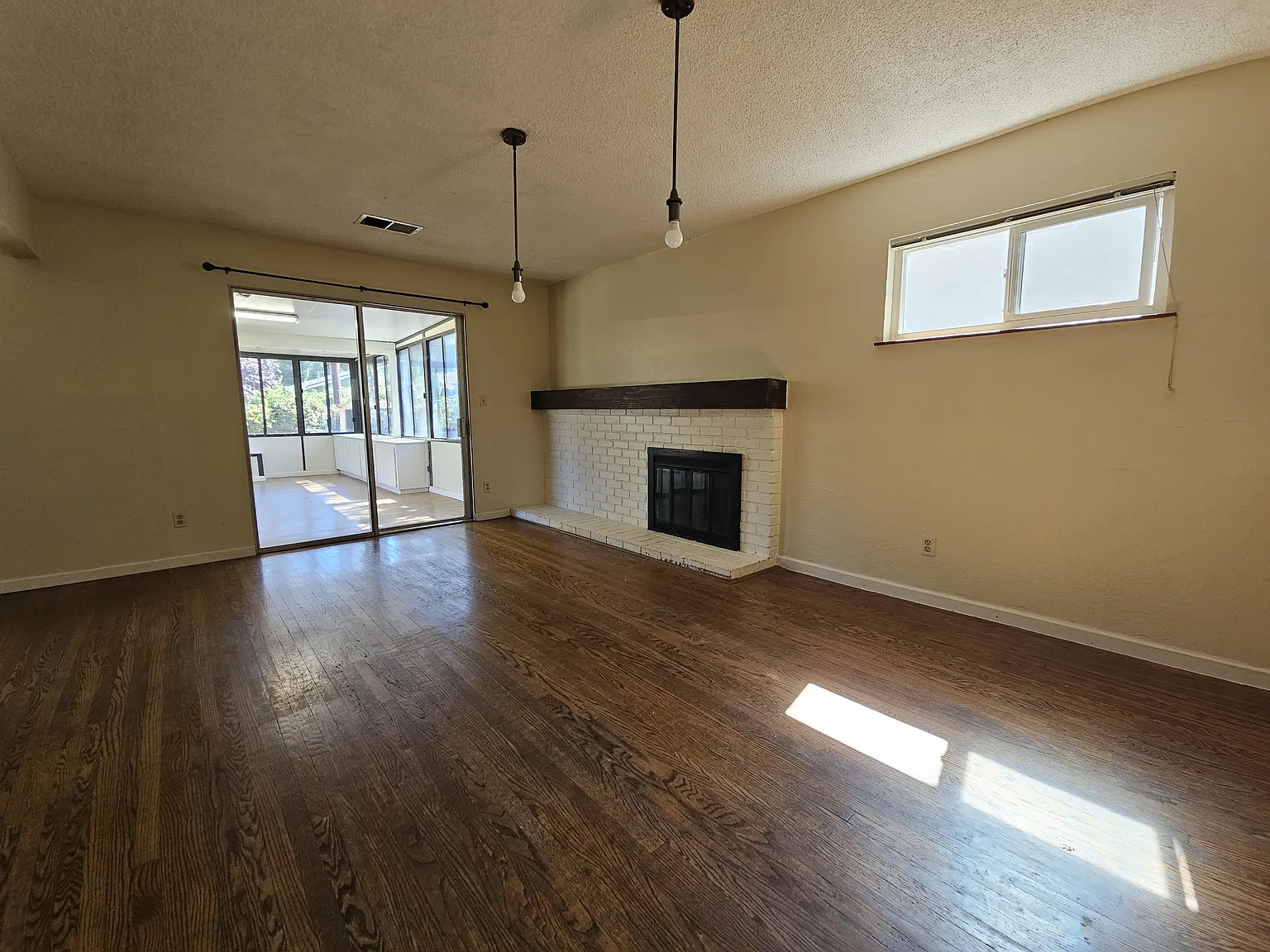 1818 Magnolia Place — Photo 4