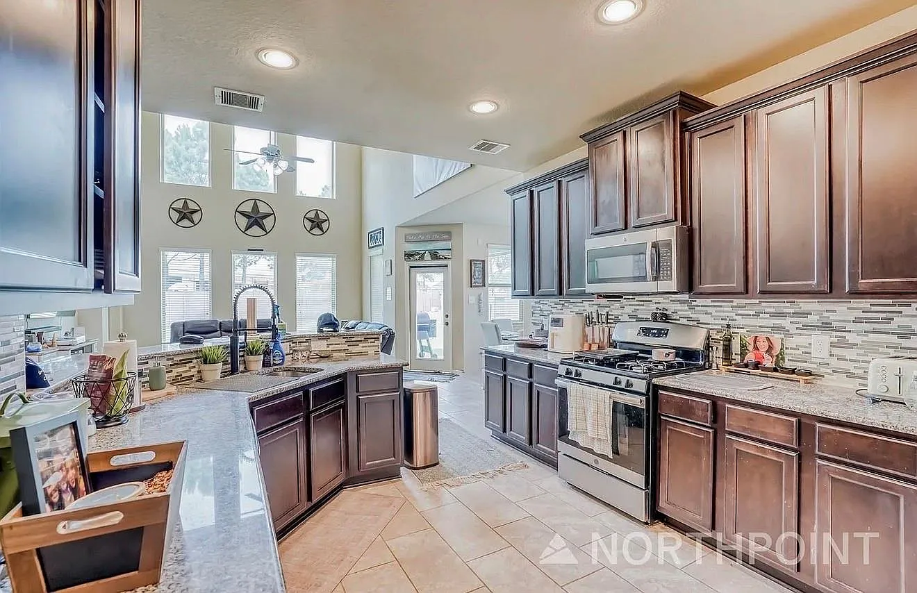 4 bed, 3.5 bath, 3107 sqft, $2,900 — Photo 2
