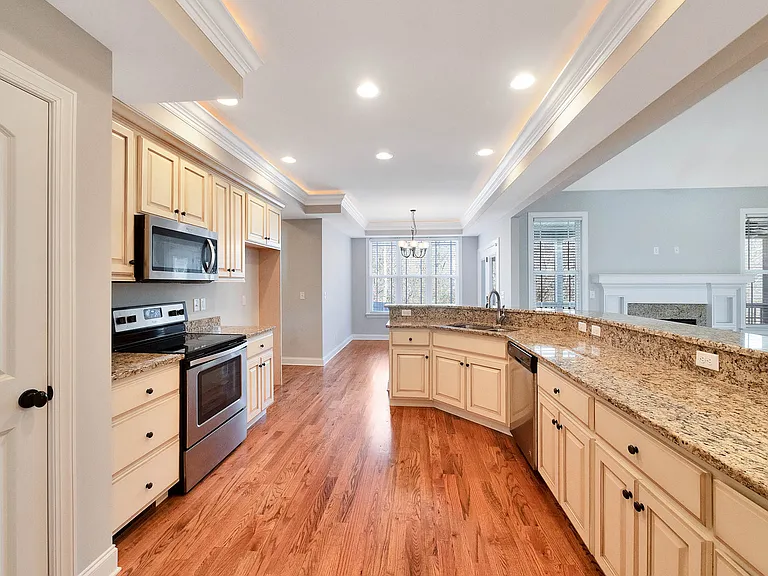 8052 Burgundy Cir — Photo 16