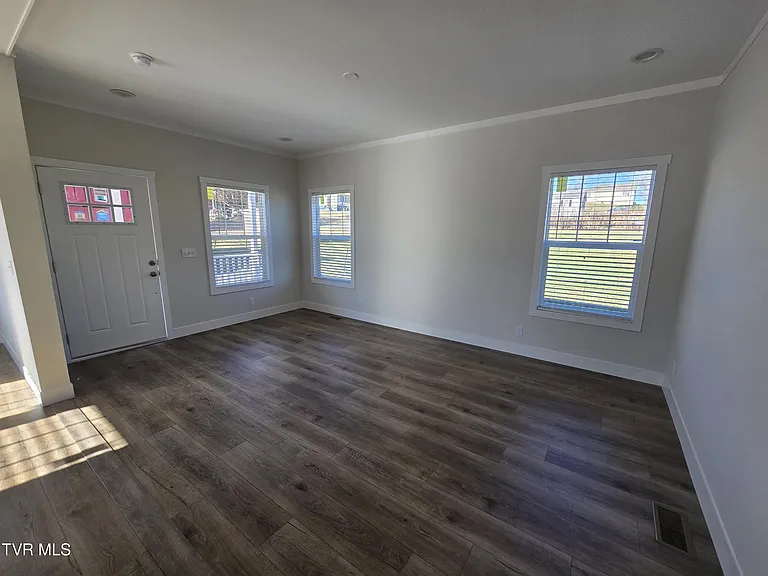 2208 Oak St — Photo 5