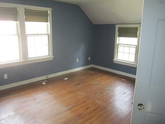 5th image of 320 Oxford Ave