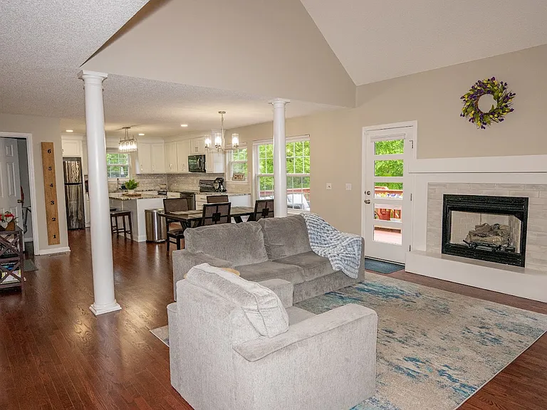 2607 Stonemill Dr — Photo 2