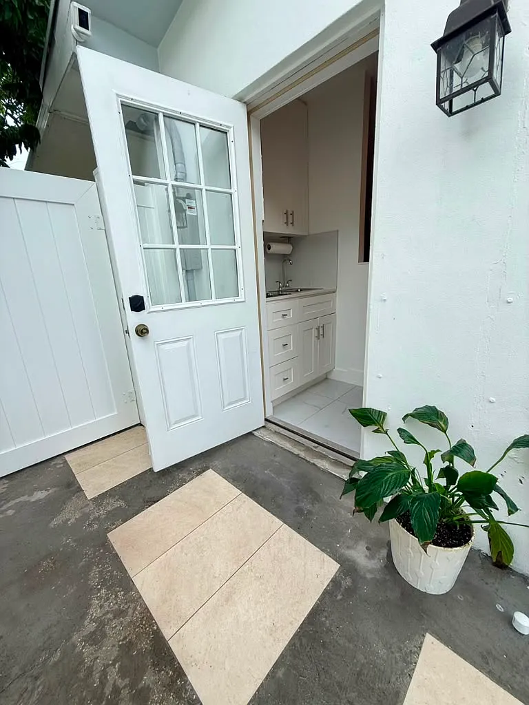 Studio, 250 sqft, $1,300 — Photo 3