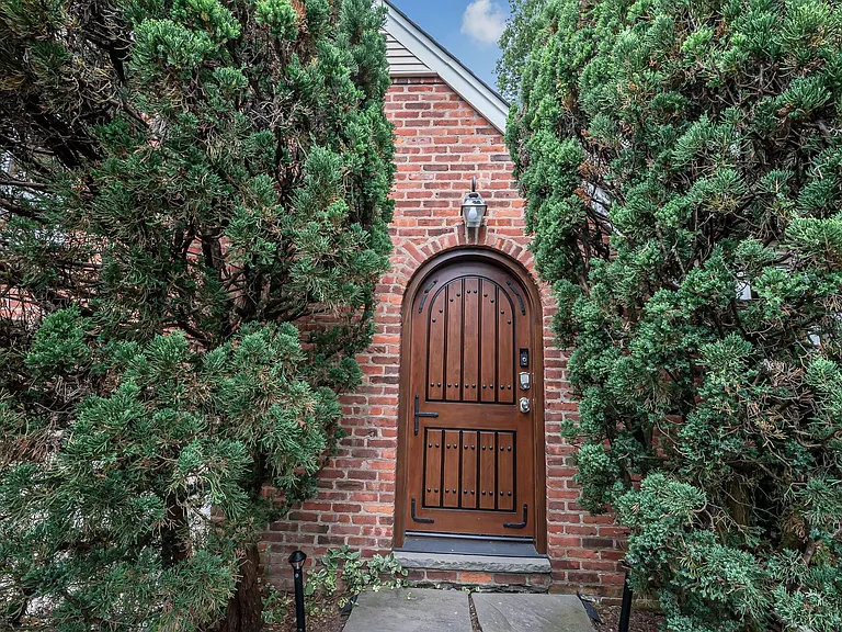 384 Owen Ave — Photo 2