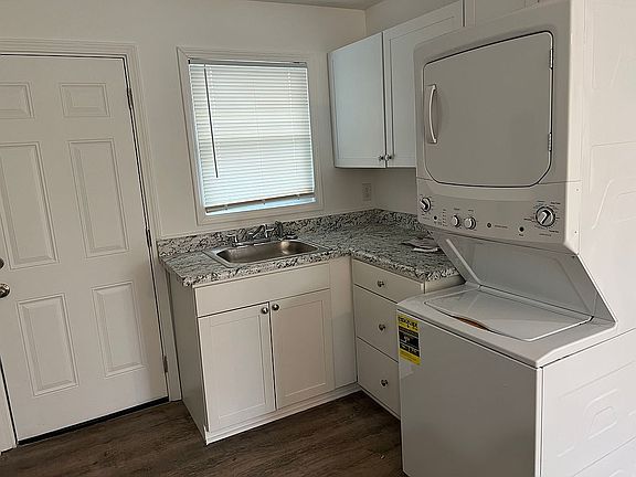 3rd image of 839 Pearce St
