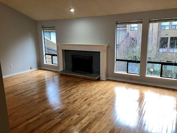 Large Enetrtainment / Family Room with Fire Place 
