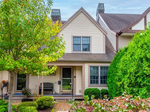 14 Village Green Cir Unit 14, Mashpee, MA 02649