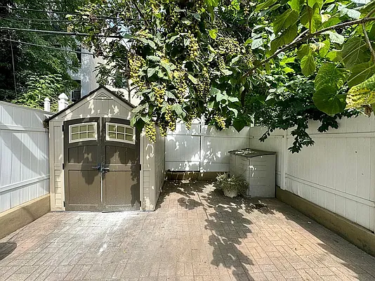 Rented by Pear NYC LLC | media 48