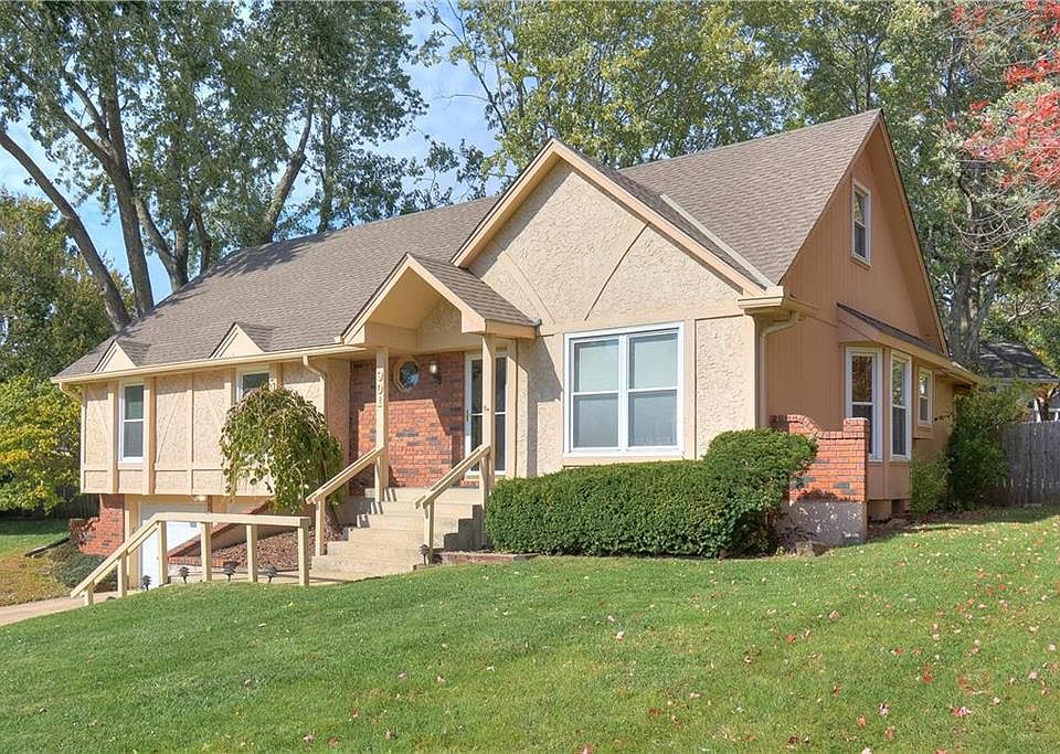 1st image of 901 NW Chestnut Cir