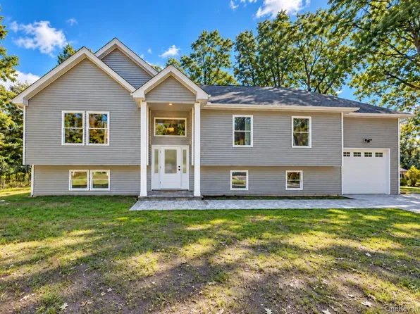 6 Scout Trail, Ridge, NY 11961