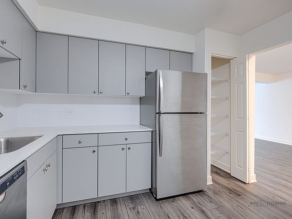 4th image of 705 S Milwaukee Ave #8a04f17b4