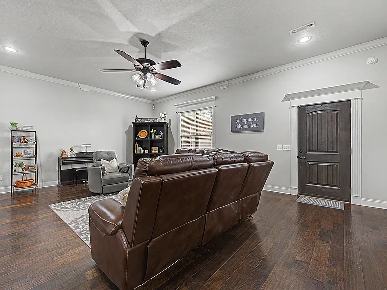 1202 Birkshire Cir — Photo 4