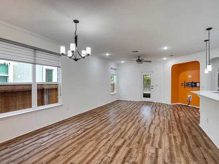 516 Ayinger Ln — Photo 3