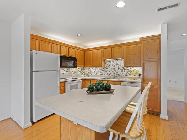 N16W26573 Tall Reeds LANE #A, Pewaukee, WI 53072
