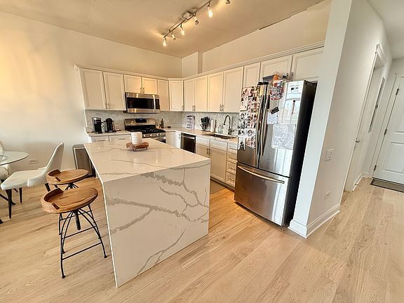 3rd image of 1001 W Madison St APT 608