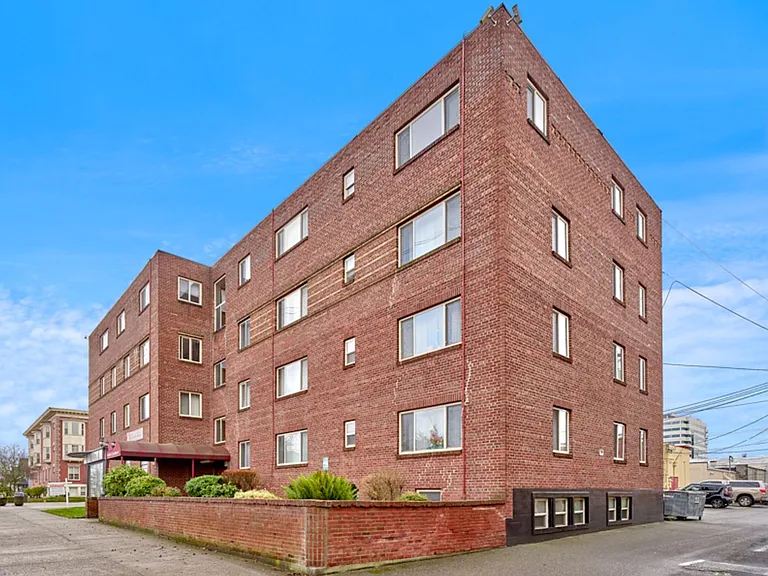 Clermont Apartments — Photo 10