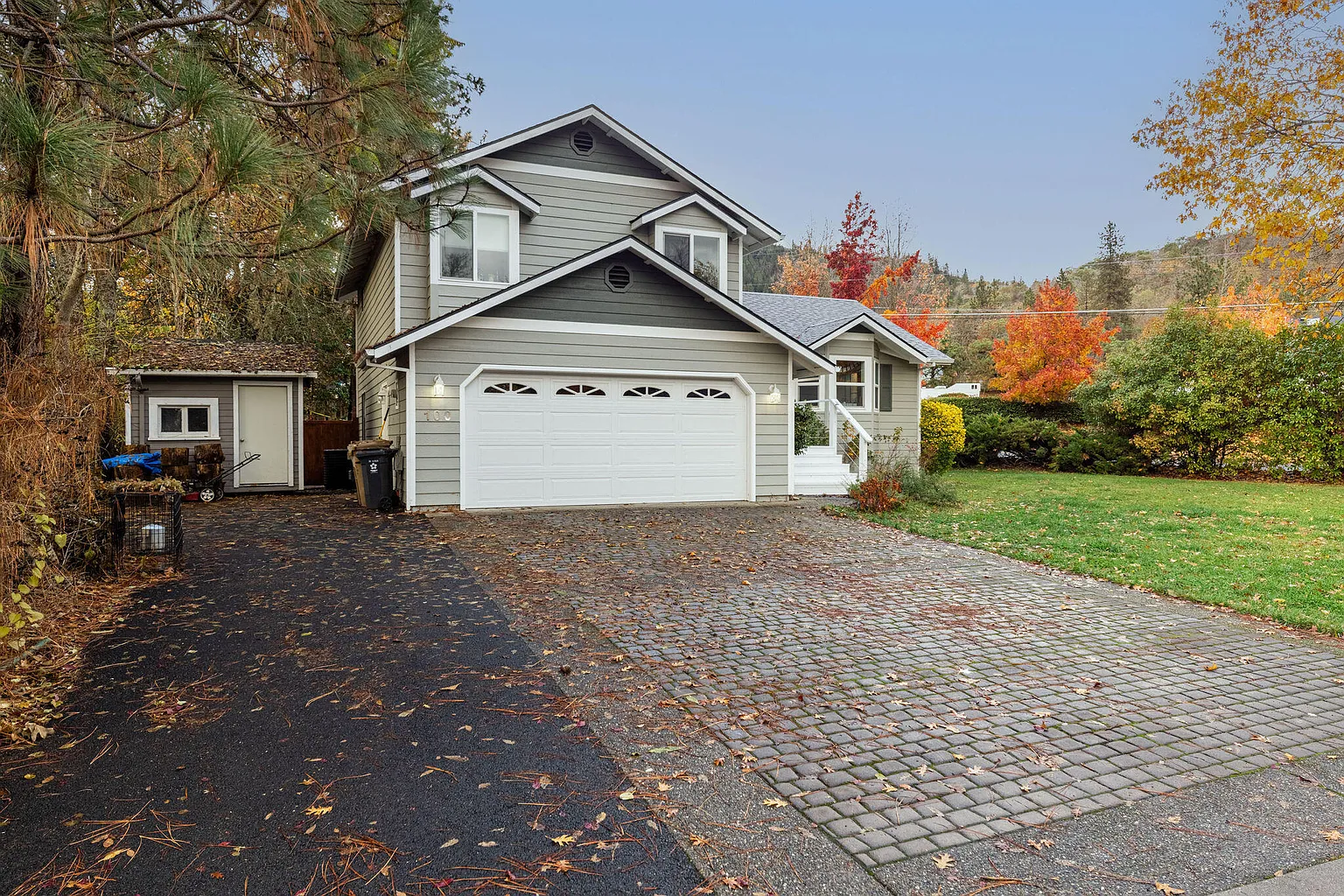 100 NW Sinclair Dr photo 1