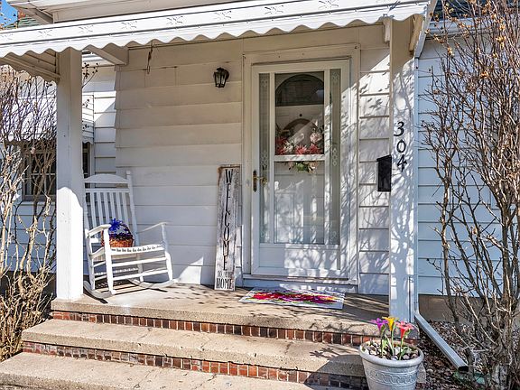 3rd image of 304 W Greenlawn Ave