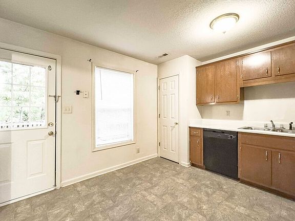 5th image of 513B Peachers Dr