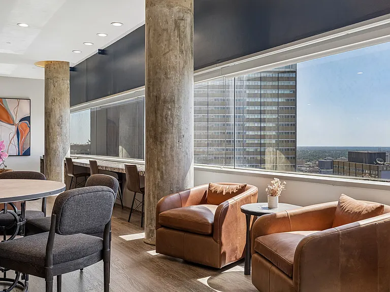One Dallas Center — Photo 30