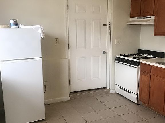 5th image of 137 Netherland Ave