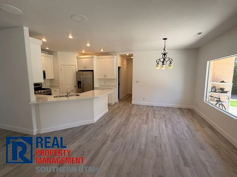 685 W Windsor Dr — Photo 7