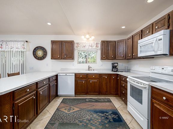 4th image of 3384 N Park Pl