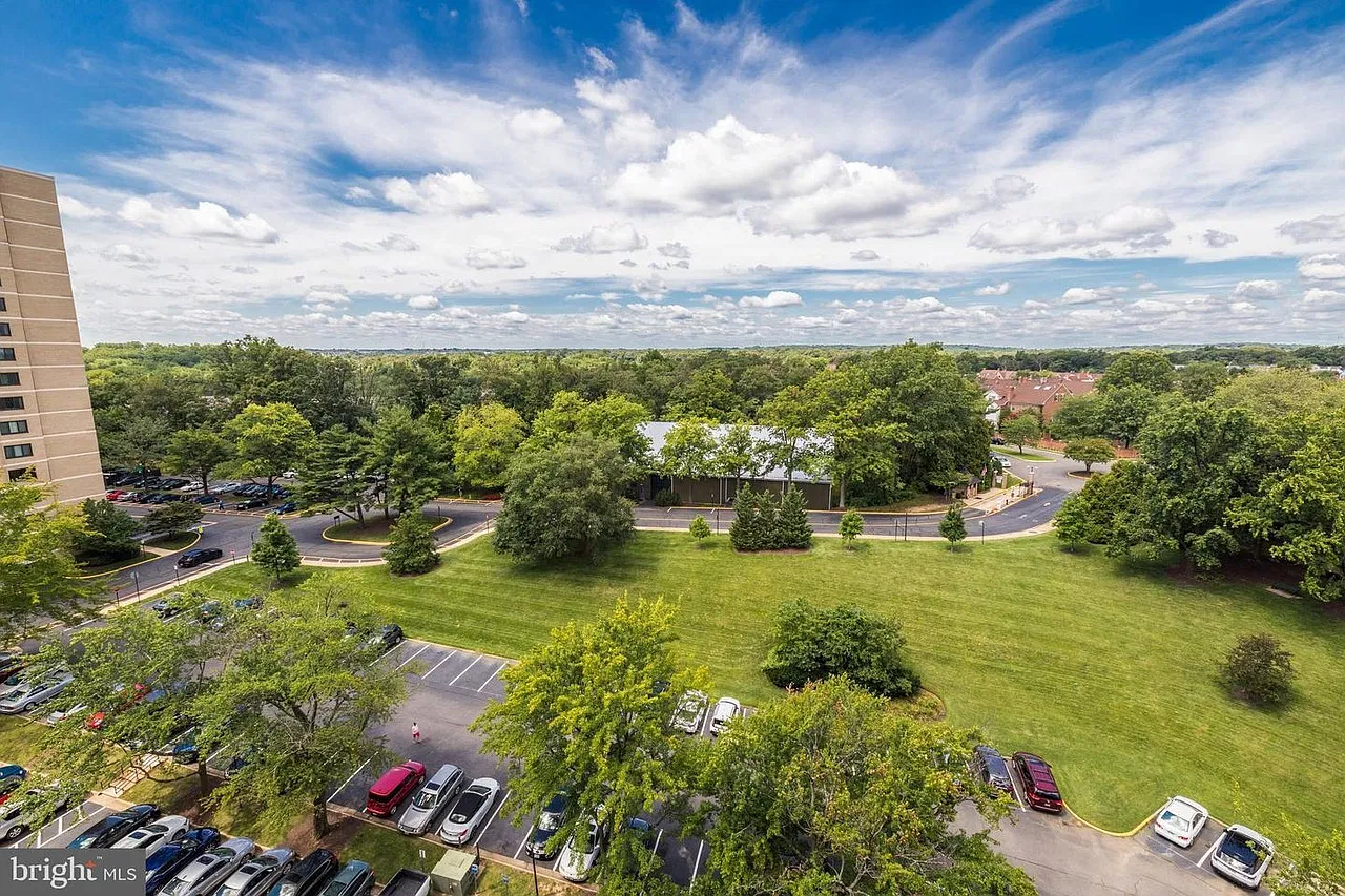 205 Yoakum Pkwy — Photo 2