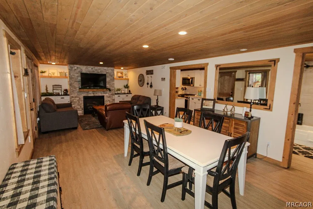 2 bed, 1.0 bath, 958 sqft, $1,800 — Photo 2