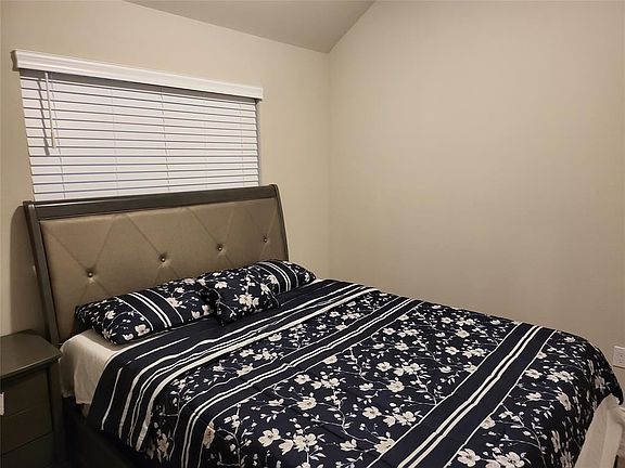3rd image of 8803 Oak Ivy Ln