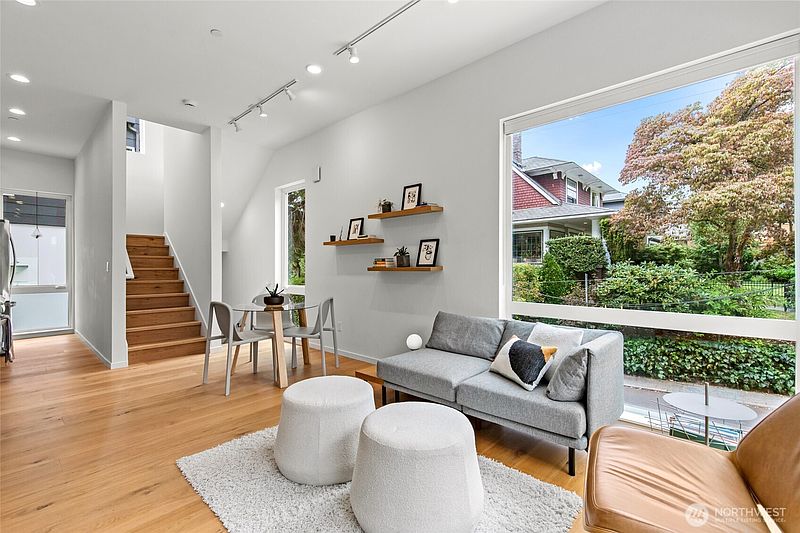 5th image of 637 13th Avenue E