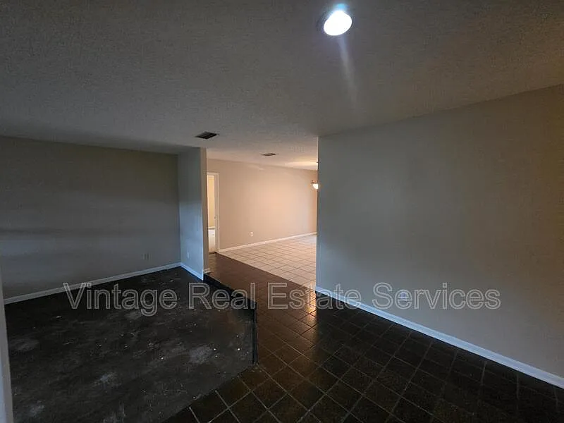 3 bed, 2.0 bath, 1834 sqft, $2,200 — Photo 4