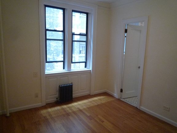 3rd image of 330 W 45th St APT 4H