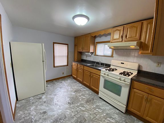 Eat-in kitchen - 11' x 9'
