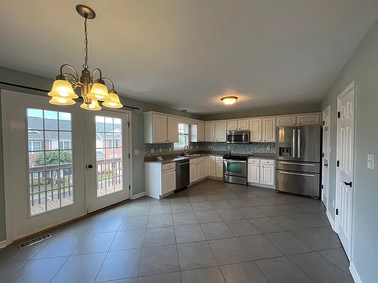 696 Wyndhurst Dr — Photo 7