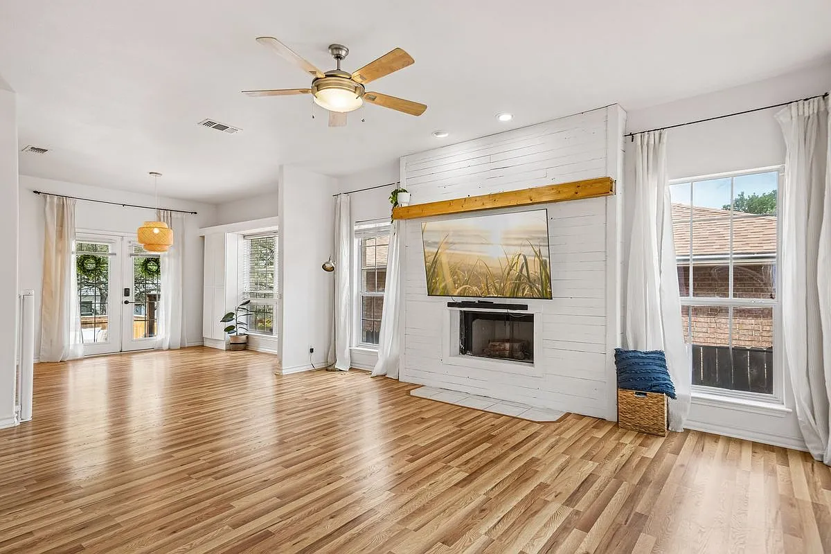4 bed, 3.0 bath, 1834 sqft, $2,600 — Photo 2