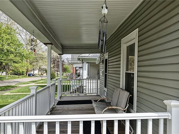 5th image of 418 Jackson Ave NE