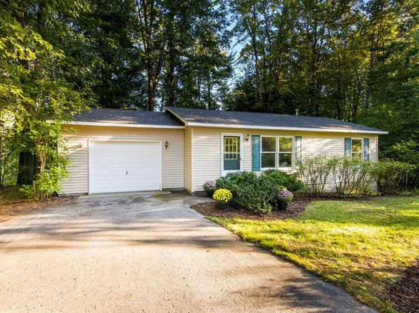 1866 Pinewood Ave, Traverse City, MI 49685