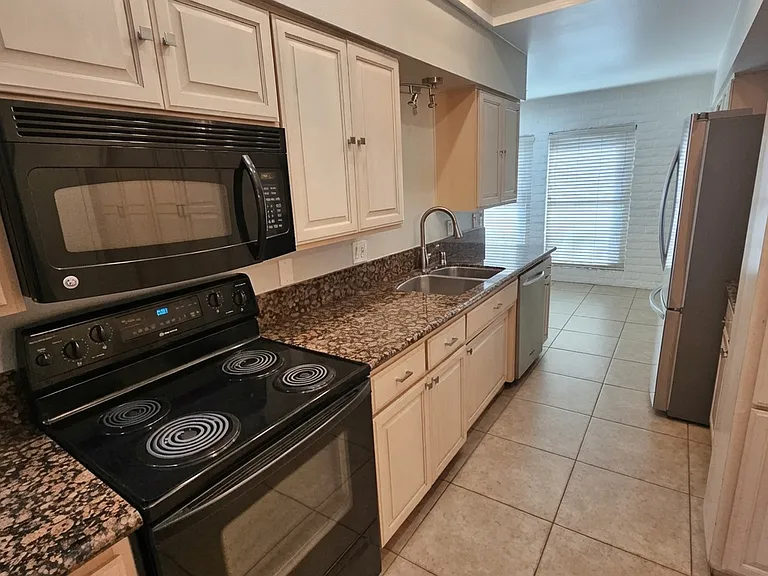 1004 E Marlette Ave — Photo 4