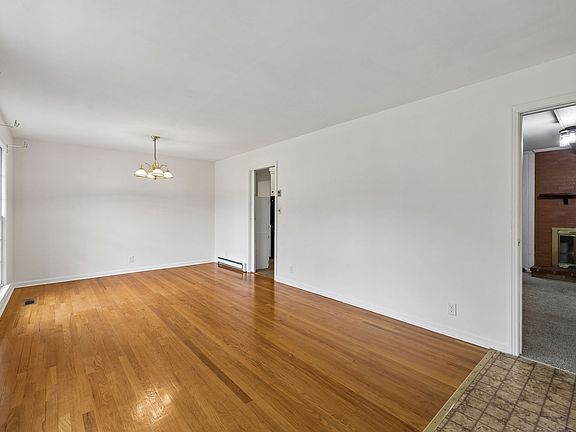 3rd image of 2322 Canterbury Rd