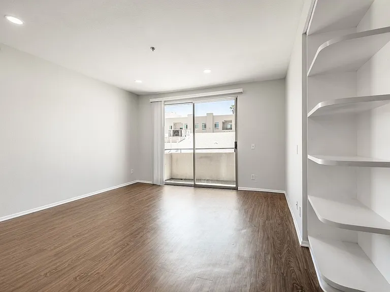 4532 Murietta Ave — Photo 9