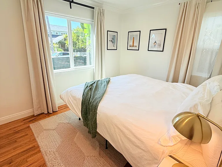 Front bedroom / king bed