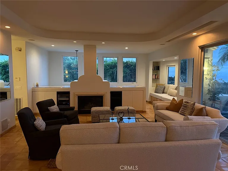 1050 Skyline Dr — Photo 32