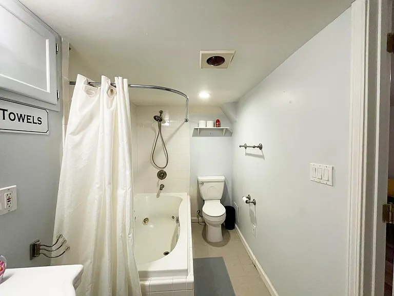 704 NE 53rd St — Photo 35