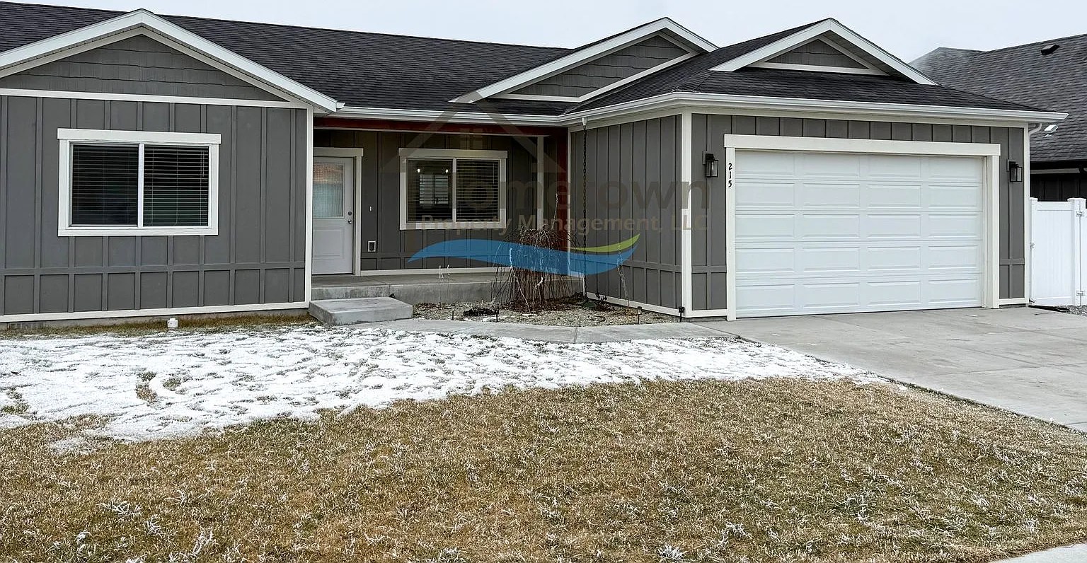 Spacious 4 Bedroom, 2 Bath Home in South Hill Subdivision Burley, ID — Photo 1